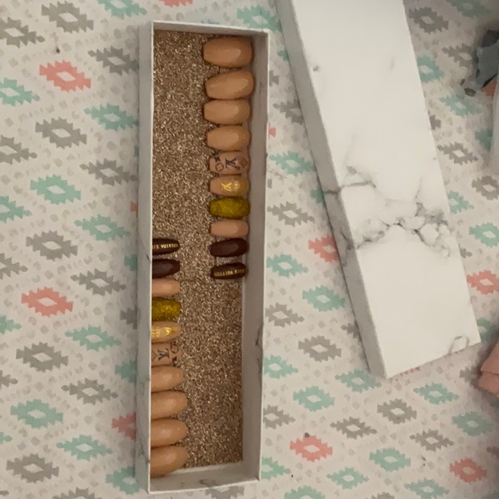 Lv false nail set
